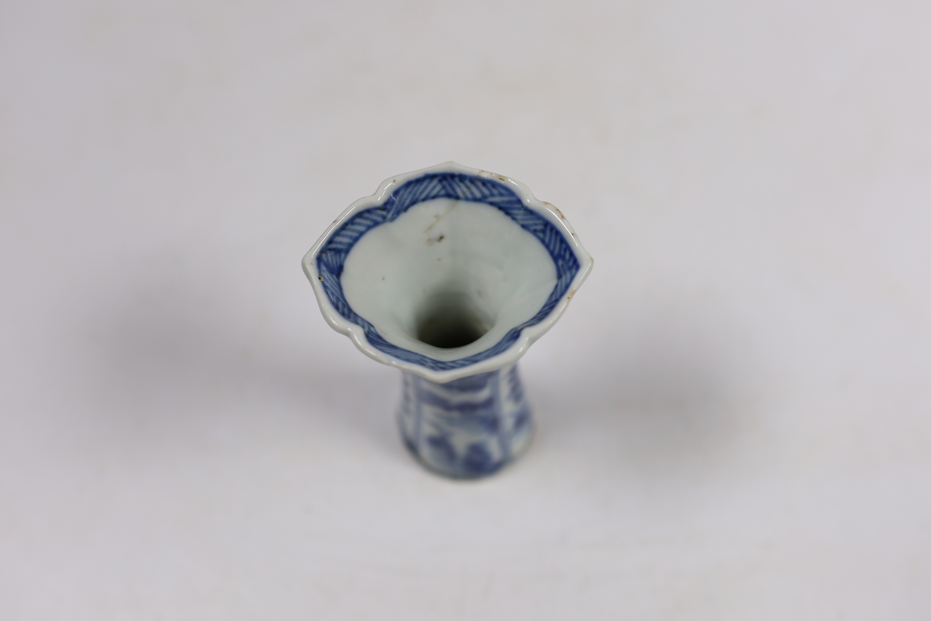 A Chinese Kangxi blue and white miniature vase, 9.5cm